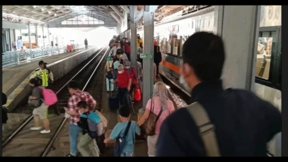 Mudik Awal : Arus Penumpang Kereta Api di Stasiun Pasar Turi Surabaya Mulai Meningkat di Hari ke-17 Ramadhan