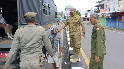 Jelang Lebaran Pengemis di Jember Mewabah, Satpol PP Razia Lampu Merah