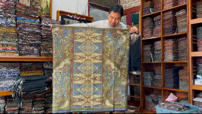 Jelang Lebaran, Penjualan Sarung Batik Khas Kudus Tembus 500 Buah Per Hari