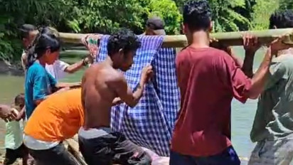 Miris! Tak Ada Akses Jalan Menuju Puskesmas Warga Tandu Ibu Hamil Selama 7 Jam Untuk Berobat