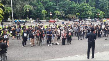 Gelar Unjuk Rasa Penolakan RUU TNI, Sivitas Akademika UGM: Rakyat Terus Melawan, Tak Ada Pilihan Lain