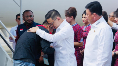 Tangis Haru Ratusan WNI Korban Online Scam di Pelukan Menlu Sugiono