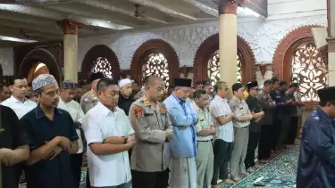 Polda Metro Jaya menggelar Salat Gaib untuk tiga anggota Polri yang gugur dalam tugas di Way Kanan, Lampung.