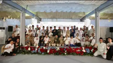 Manajemen PHE ONWJ menyerahkan santunan dan paket sembako secara simbolis kepada penerima manfaat di Desa Balongan, Kabupaten Indramayu.