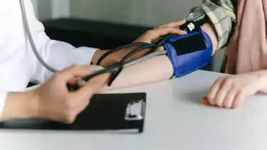 Ilustrasi mengecek tekanan darah