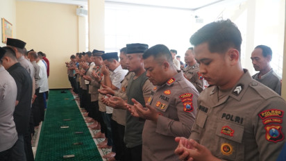 Tiga Polisi Gugur saat Gerebek Sabung Ayam, Polres Gresik Berduka dan Gelar Salat Gaib