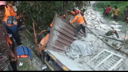 Truk Muatan Semen Masuk Jurang Sedalam 3 Meter di Bangkalan, Sopir Tewas Terjepit                                