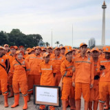 Pasukan Oranye Jakarta Gercep Bersihkan Sampah Bekas Malam Tahun Baru Sebelum Jam 5 Pagi