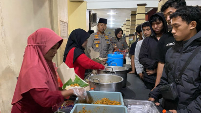 Ratusan Warga Antusias Ikuti Sahur Gratis di Polres Kediri Kota 