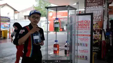 Petugas SPBU mengecek kandungan BBM.