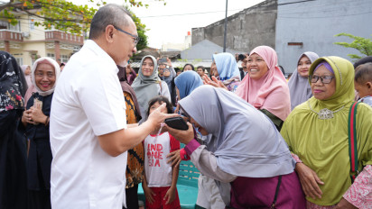 Tinjau Lokasi Banjir Bekasi, Menko Zulhas Bagikan Sarung-Mukena Lebaran ke Warga