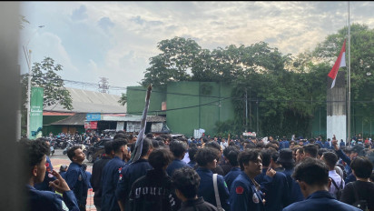 Mahasiswa Trisakti Geruduk Gedung DPR Tolak RUU TNI, Menteri Hukum Dicegat Masuk