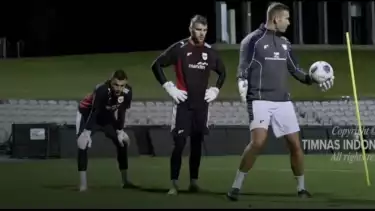 Maarten Paes Berlatih Bersama Timnas Indonesia