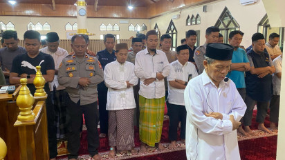 Bersama Warga, Polres Majene Gelar Shalat Ghaib untuk Anggota Polri Korban Penembakan