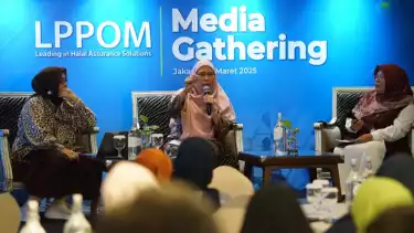 Direktur Utama LPH LPPOM MUI (tengah) dan Ketua ALPHI Elvina Agustin Rahayu (kiri)