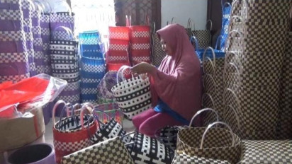 Tas Anyaman Plastik Tetap Eksis di Tengah Gempuran Produk Kain