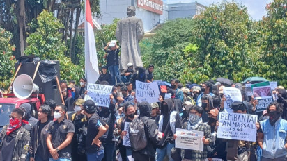 UU TNI Resmi Disahkan, Massa Aksi di Yogyakarta Kibarkan Bendera Setengah Tiang di Gedung DPRD DIY
