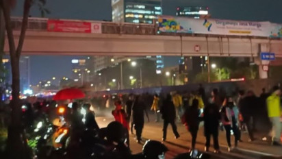 Pendemo RUU TNI di DPR RI Dibubarkan Paksa Polisi