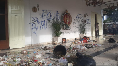 Demo Tolak UU TNI, Massa Aksi Coret-Coret Tembok Hingga Buang Sampah di Gedung DPRD DIY