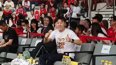 Ekspresi Shin Tae-yong saat nonton bareng laga Australia vs Indonesia, Rabu (20/3/2025)