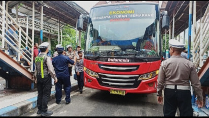 Jelang Mudik Lebaran, Subditkamsel Ditlantas Polda Jatim Ramp Cek Bus di Terminal Purabaya
