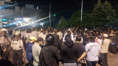Selepas Tengah Malam, Polisi Bubarkan Aksi Aliansi Jogja Memanggil Tolak RUU TNI Disahkan
