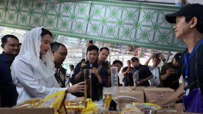 Uji Takaran Minyakita saat Sidak di Pasar Prawirotaman Yogyakarta, Wamendag Temukan Ini