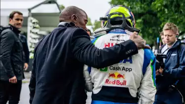 Isack Hadjar dengan Ayah Lewis Hamilton