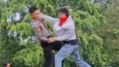 Duel Sengit Mahasiswa Vs Polisi di Atas Truk saat Demo di Depan DPRD Sulut