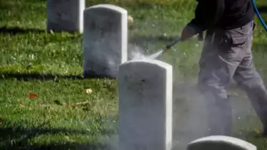 Ilustrasi membersihkan makam atau kuburan