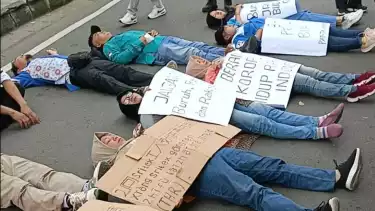 Eks Buruh PT Sritex dan Anggota KSPI Berunjuk Rasa di Depan Rumah Pemilik PT Sritex, Iwan Lukminto di Solo, Jumat (21/3/2025).