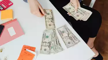 Ilustrasi menghitung uang