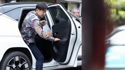 Naik Mobil Listrik, Shin Tae-yong Terciduk War Takjil Sebelum Nonton Timnas Indonesia 'Dihancurkan' Australia 5-1: Intip Merek, Spek dan Harganya