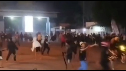 Ratusan Pemuda di Bangkalan Saling Serang Mengunakan Sarung dan Mercon 
