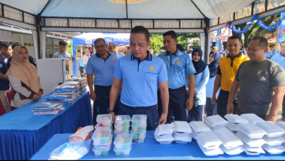 Antusias Warga Antri Sembako Murah di Lanud Sultan Hasanuddin