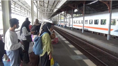 Stasiun Jombang Padat Pemudik, Ribuan Tiket Kereta Api Ludes Terjual