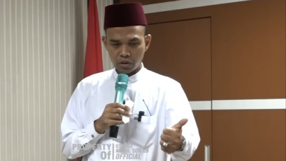 Lagi Shalat Disentuh Anak Kecil Perempuan Sebenarnya Batal Gak Sih? Justru Hukumnya Kata Ustaz Abdul Somad...