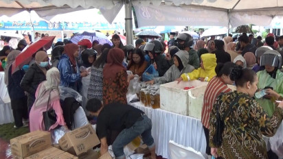 Di Tengah Hujan, Ratusan Warga Kepri Serbu Bazar Murah dan Penukaran Uang Baru
