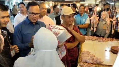 Wamendagri Tinjau Pasar Kosambi Bandung, Pastikan Harga Terkendali Jelang Lebaran