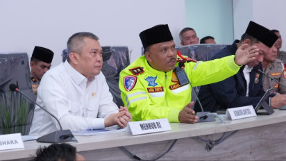 Pastikan Kelancaran Operasi Ketupat 2025, Menhub dan Kakorlantas Polri Tinjau Command Center Tol Jakarta - Cikampek