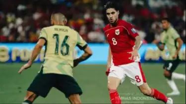 Aksi Kevin Diks dalam pertandingan Timnas Indonesia vs Australia.