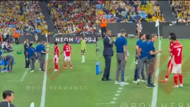 Alex Pastoor saat memberikan arahan kepada pemain Timnas Indonesia, Marselino Ferdinan