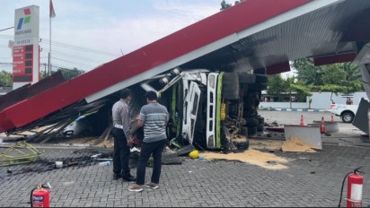Rem Blong, Truk Pasir di Magetan Tabrak SPBU hingga Roboh                                                      