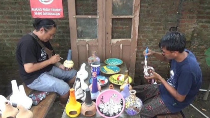 Jelang Lebaran, Perajin Kaligrafi dari Gerabah di Jombang Kebanjiran Pesanan