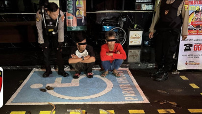 Polisi Bubarkan Bentrokan Preman di Pasar Senen, Dua Pria Bersajam Berhasil Ditangkap