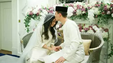 Eks pesepak bola asal Belanda yang mualaf, Dennis Muhammad Abdullah menikahi putri Sultan Johor, Tunku Tun Aminah