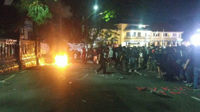 Demo Mahasiswa Tolak UU TNI di Malang Berujung Ricuh, Massa Bakar Ban Depan Gedung DPRD
