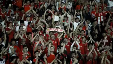 Suporter Timnas Indonesia di Stadion Utama Gelora Bung Karno, Jakarta.