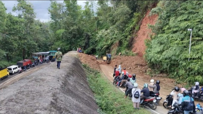 Jalan Utama Longsor Jalur Pagar Alam Lahat Lumpuh Total 