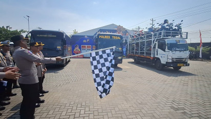 Polda Jateng Lakukan Valet Ride Perdana, Puluhan Pemudik Naik Bus dan Sepeda Motor Diangkut Truk